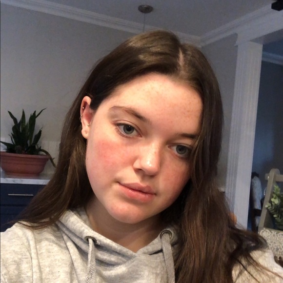 Meet your Posher, Caitlin - Picture 1 of 3